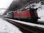 Re 4,4 II 11204 und Re 4,4 II 11181  Werbelok Zugkraft Aargau  mit dem D 1667 Basel SBB - Chiasso  am 14.02.04 in Wassen