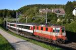 Re 4/4 II 11109 mit Zug 1982 (IR 36 nach Basel SBB) am Abend des 24.08.2020 in Zeihen AG.