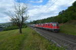 Die Re 420 138 mit ihren Schwestern 420 144 und 420 109 fahren bei Umiken den IR 1965 in Richtung Brugg.