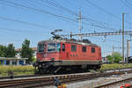 Re 420 275-0 durchfährt den Bahnhof Pratteln.