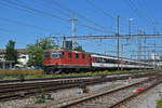 Re 4/4 II 11143 durchfährt den Bahnhof Pratteln.