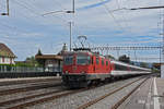 Re 4/4 II 11147 durchfährt den Bahnhof Rupperswil.