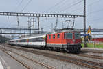 Re 4/4 II 11122 durchfährt den Bahnhof Rupperswil.