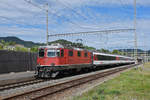 Re 4/4 II 11151 durchfährt den Bahnhof Gelterkinden.