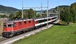 Re 4/4 II 11126 erreicht in Kürze ihren nächsten Halt in Frick AG, aufgenommen am Abend des 08.09.2020.