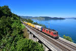 Re 420 275 mit einem Postzug am 04.09.2020 bei Immensee.