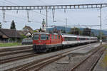 Re 4/4 II 11129 durchfährt den Bahnhof Rupperswil.