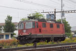 Re 420 240-4 durchfährt den Bahnhof Pratteln.