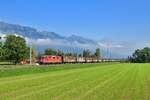 Re 420 256 mit einem Güterzug am 18.09.2020 bei Salez.