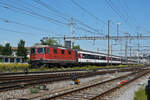 Re 4/4 II 11143 durchfährt den Bahnhof Pratteln.