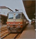 Die SBB Re 4/4 II 11249 in TEE Farben erreicht mit ihrem Schnellzug aus Richtung Zürich kommend Aarau.