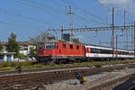 Re 4/4 II 11191 durchfährt den Bahnhof Pratteln.