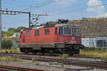 Re 420 290-9 durchfährt solo den Bahnhof Pratteln.