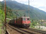 Re 4/4 II 11255 und eine Re 6/6 ziehen am 27.6.2007 bei Faido einen Gterzug die Gotthard-Sdrampe hinauf.