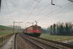 Die Re 4/4 11313 und eine Re 6/6 berqueren gerade die Reussbrcke, am 22.2.04 auf der Strecke Rotkreuz - Oberrti