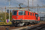 Die Re 4/4 II 11199 schleppt die Ee 922 025-2 durch den Bahnhof Pratteln.