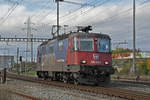 Re 420 253-7 durchfährt solo den Bahnhof Pratteln.