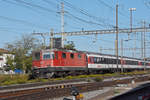 Re 4/4 II 11140 durchfährt den Bahnhof Pratteln.