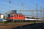 Re 4/4 II 11303 durchfährt den Bahnhof Pratteln.