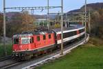 Re 4/4 II 11155 mit einem Interregio nach Basel SBB kurz vor Frick AG am 17.11.2020.