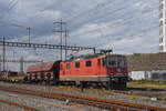 Re 420 318-8 durchfährt den Bahnhof Pratteln.