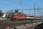 Re 4/4 II 11158 durchfährt den Bahnhof Pratteln.