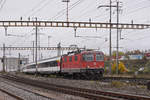 Re 4/4 II 11134 durchfährt den Bahnhof Pratteln.