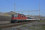 Re 4/4 II 11152 durchfährt den Bahnhof Gelterkinden.