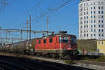 Re 420 251-1 durchfährt den Bahnhof Pratteln. Die Aufnahme stammt vom 18.11.2020.