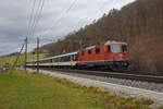 Re 4/4 II 11146 fährt Richtung Bahnhof Tecknau.