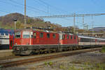 Doppeltraktion, mit den Re 4/4 II 11147 und 11152 durchfährt den Bahnhof Gelterkinden.