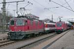 IC 483 und IC 280 in Singen (Hohentwiel) (|V) - Abfahrt von Re 4/4 II 11111 mit dem IC 483 nach Zürich HB.