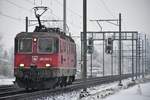 Re 420 285-9 ist am 06.01.2021 bei leichtem Schneetreiben als Lokzug zwischen Lenzburg und Rupperswil unterwegs in Richtung Luzern.