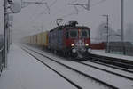 Re 420 247-9 mit einem Postzug in Solothurn-Allmend auf der Fahrt nach Daillens am 12.