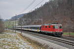 Re 4/4 II 11135 fährt Richtung Bahnhof Tecknau.