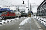 Paralleleinfahrt mit der SBB Re 420 269-3 sowie einer Rem 476 Vectron von railCare AG in Solothurn Hauptbahnhof am 15. Januar 2021.
Foto: Walter Ruetsch 