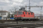 Re 420 285-9 durchfährt den Bahnhof Pratteln.