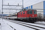 Re 4/4 II 11138 fährt Richtung Bahnhof Itingen.