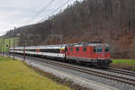 Re 4/4 II 11135 fährt Richtung Bahnhof Tecknau.