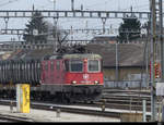 SBB - 420 340-2 vor Güterwagen bei  der einfahrt in den Güterbahnhof von Solothurn am 05.02.2021