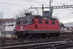 Re 420 327-9 durchfährt den Bahnhof Pratteln.