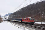 Re 4/4 II 11144 fährt Richtung Bahnhof Tecknau.