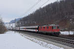 Re 4/4 II 11128 fährt Richtung Bahnhof Tecknau.