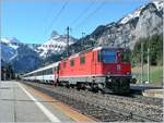 Re 4/4 mit EC Vauban von Brig nach Bruxelles Midi in Kandersteg am 11.