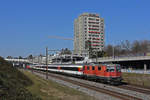 Re 4/4 II 11153 fährt Richtung Bahnhof Muttenz.