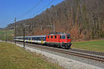 Re 4/4 II 11128 fährt Richtung Bahnhof Tecknau.