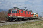 Re 420 263-6 mit Gasflaschenzug bei Selzach am 8. März 2021.
Foto: Walter Ruetsch