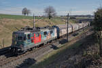 Re 420 254-5 mit Werbeanstrich bei Niederbipp am 23. März 2021.
Foto: Walter Ruetsch