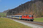 Re 4/4 II 11112 fährt Richtung Bahnhof Tecknau.