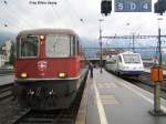 Re 4/4'' 11146 mit IR 2159 nach Locarno, ETR 470 009 mit CIS 151 nach Milano Centrale und knapp sichtbar den SOB Flirt mit Regio nach Biberbrugg am 3.8.07 in Arth-Goldau.